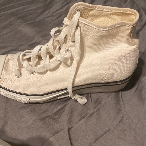 Converse size 6 - non traditional (with a slight heel) - Picture 3 of 9